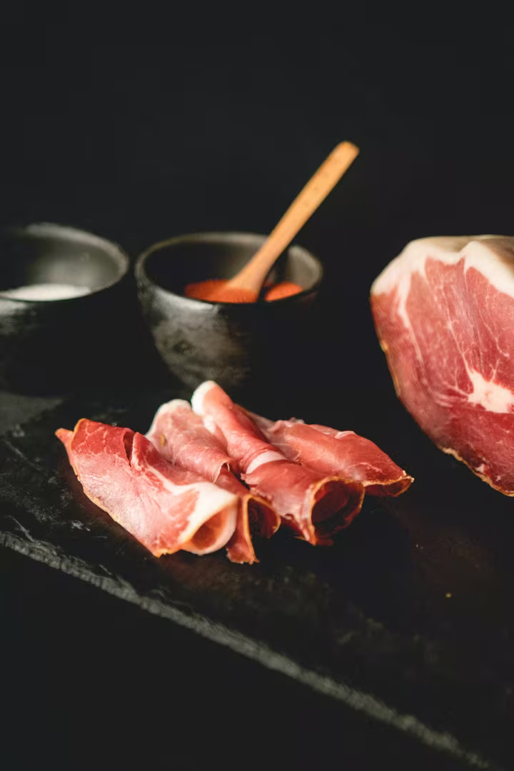 Jamón crudo Sarria servido en fetas